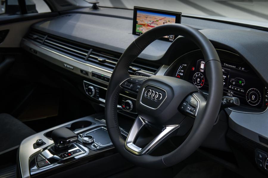 Торпедо Audi Q7 e-tron TDI Quattro (4M) 2016 года  (UK) (фото 4 из 21)
